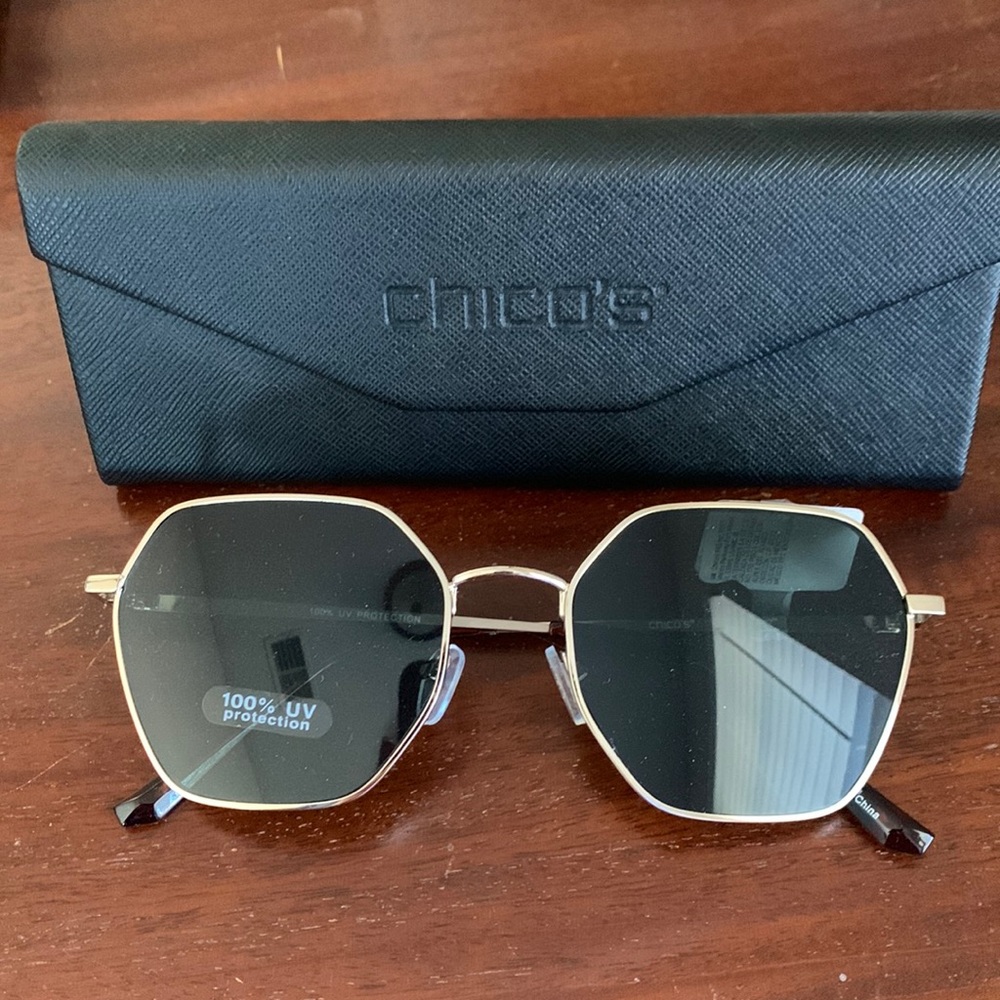 CHICO’S Sunglasses and Case! 😎